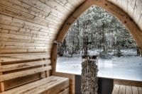 Sauna Igloo z oknem panoramicznym od wewnątrz zimą